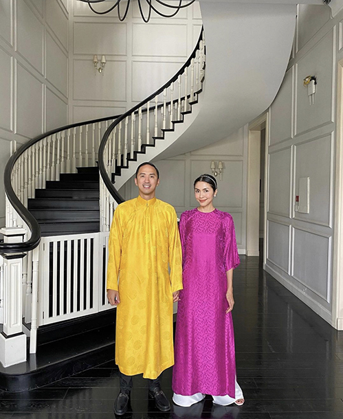 Vợ chồng Tăng Thanh Hà chọn trang phục truyền thống với tông màu nổi bật để mặc ngày mồng một Tết.