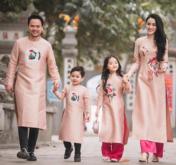 Gia đình Trang Nhung cùng diện áo dài khi xuất hành đầu năm.