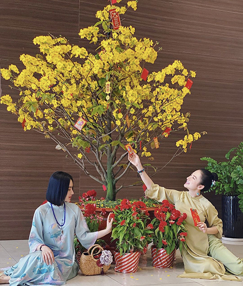 Angela Phương Trinh (phải) và Phương Trang cùng diện áo dài tay lửng, thiết kế trên vải lụa nhẹ nhàng khi đi chúc Tết nhà ông bà ngoại.