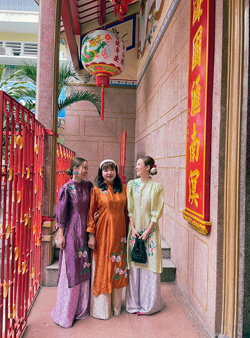 Yến Trang - Yến Nhi và mẹ chọn áo dài thêu hoa điệu đà, sắc màu tươi sáng để đi lễ chùa cầu an cho năm mới.