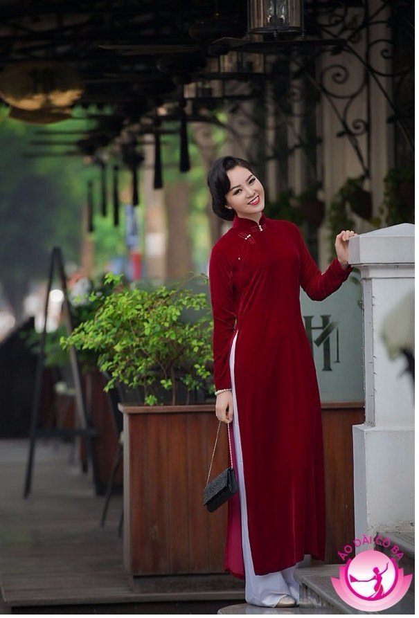 Áo nhung đỏ trầm mang đến cho quý cô vẻ đẹp như những cô gái Hà Nội thời xưa